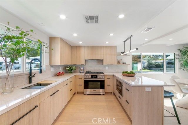 913 Junipero, Costa Mesa, CA 92626