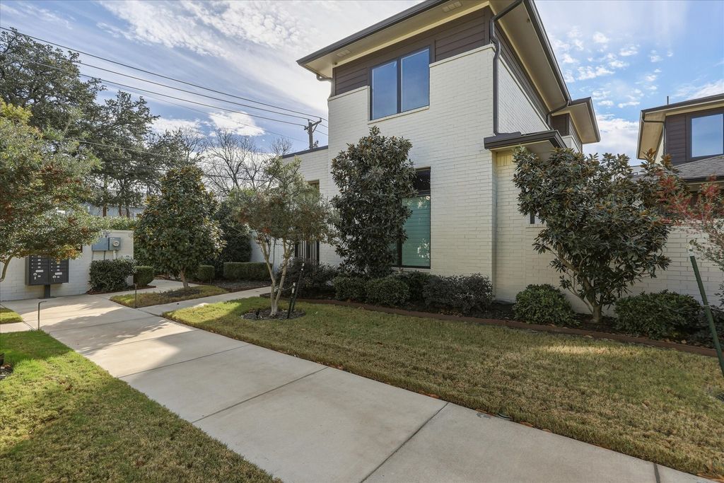 324 Nursery Lane, Fort Worth, TX 76114