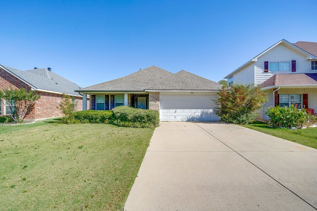 3025 Shoreline Drive, Burleson, TX 76028