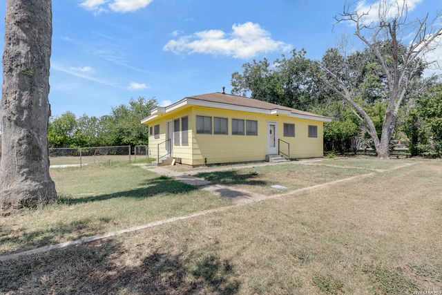 925 4TH ST, Floresville, TX 78114