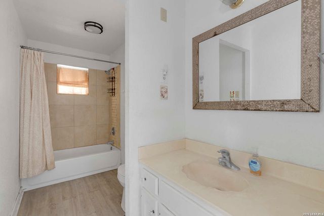 925 4TH ST, Floresville, TX 78114