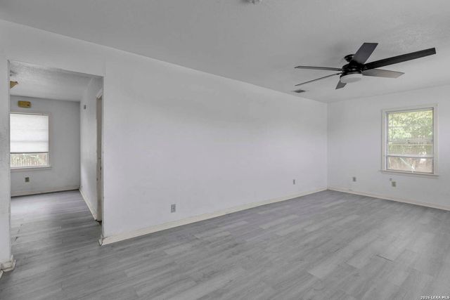 925 4TH ST, Floresville, TX 78114