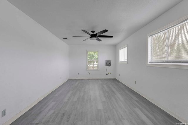925 4TH ST, Floresville, TX 78114