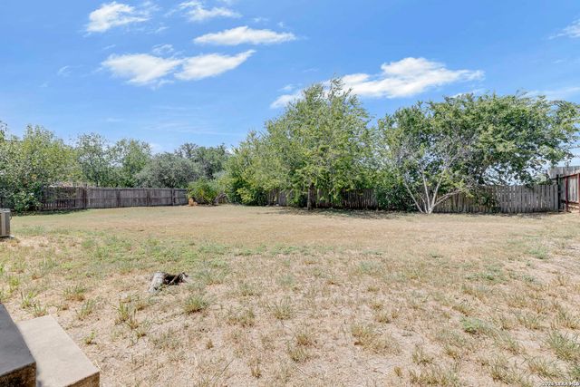 925 4TH ST, Floresville, TX 78114