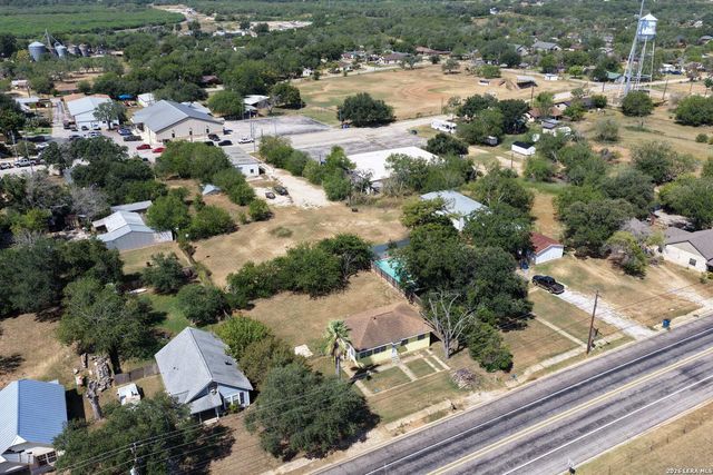 925 4TH ST, Floresville, TX 78114