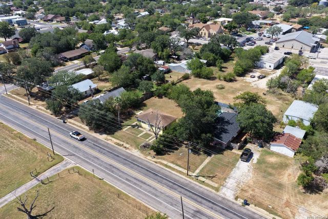 925 4TH ST, Floresville, TX 78114