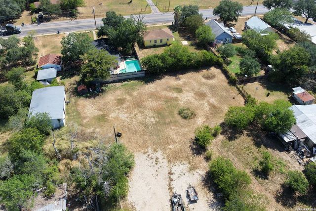 925 4TH ST, Floresville, TX 78114