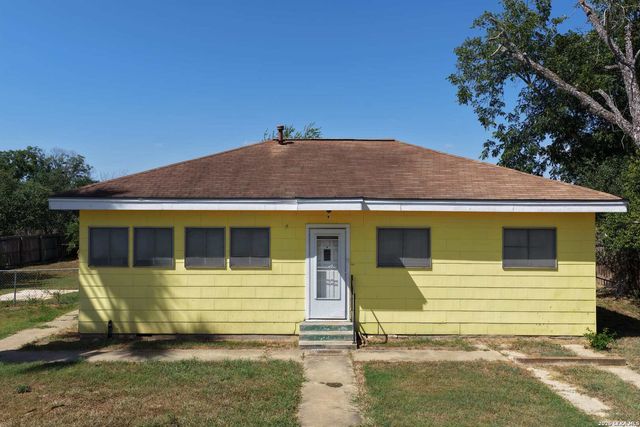 925 4TH ST, Floresville, TX 78114