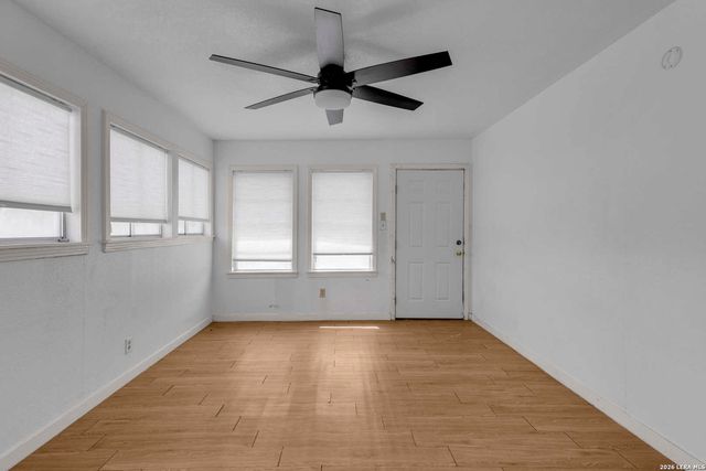 925 4TH ST, Floresville, TX 78114