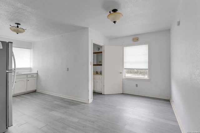925 4TH ST, Floresville, TX 78114