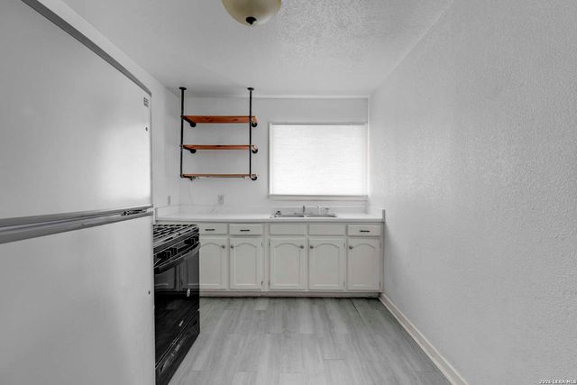 925 4TH ST, Floresville, TX 78114