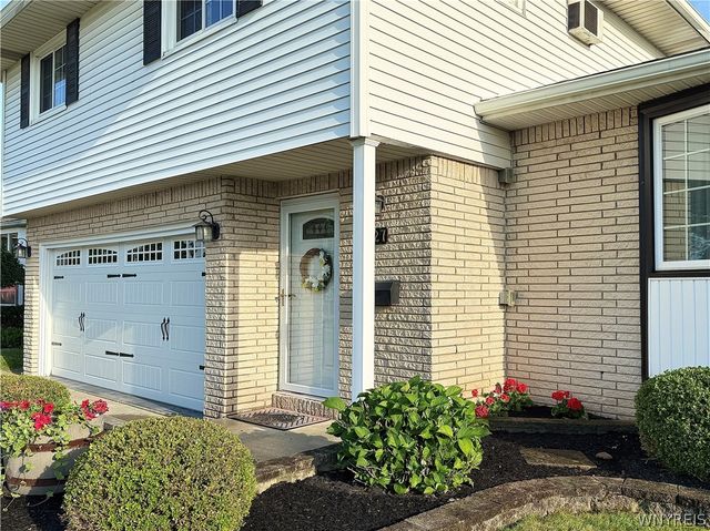27 Mckenzie Court, Cheektowaga, NY 14227