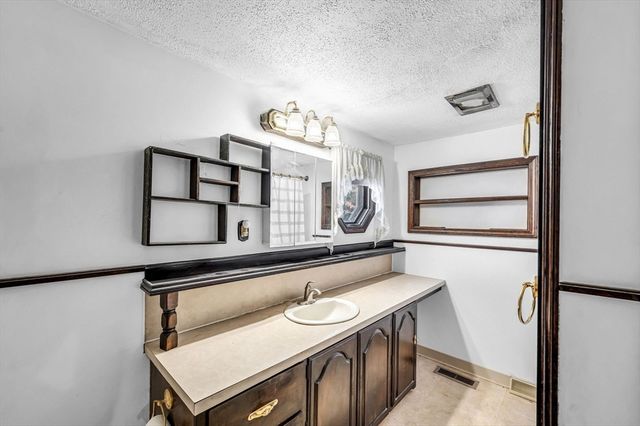 178 Falcon Dr, Westfield, MA 01085