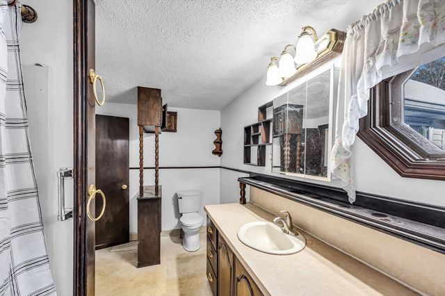 178 Falcon Dr, Westfield, MA 01085