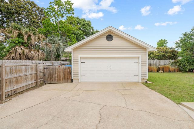 15 Winfield Way, Mary Esther, FL 32569