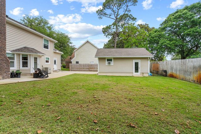 15 Winfield Way, Mary Esther, FL 32569