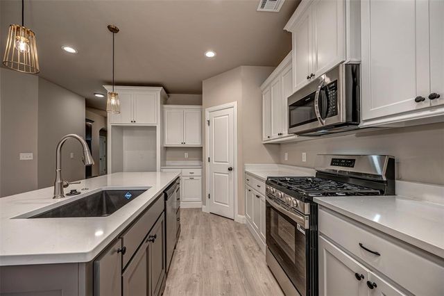 1912 Meadow Brook Road, Yukon, OK 73099