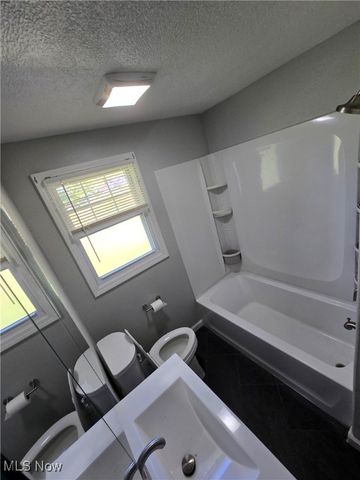 3282 Bears Den Road, Youngstown, OH 44511