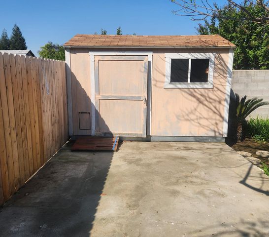 2684 Armstrong Avenue, Clovis, CA 93611