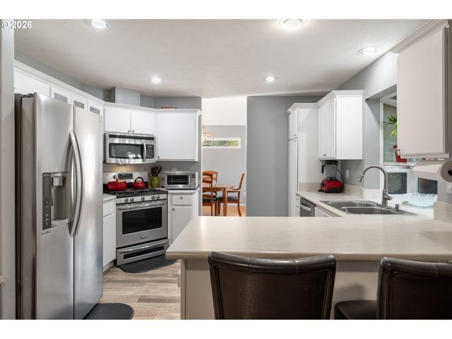 531 Ne MEADOW Dr, Portland, OR 97211