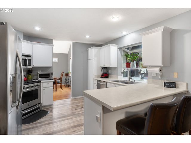 531 Ne MEADOW Dr, Portland, OR 97211