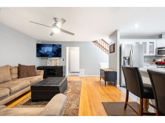 531 Ne MEADOW Dr, Portland, OR 97211