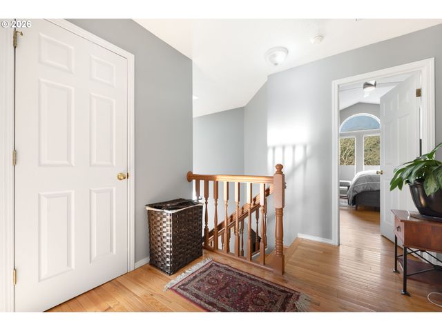 531 Ne MEADOW Dr, Portland, OR 97211