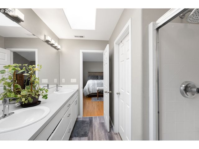 531 Ne MEADOW Dr, Portland, OR 97211