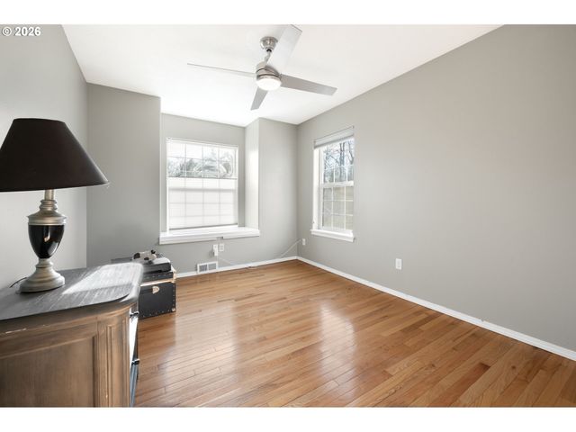 531 Ne MEADOW Dr, Portland, OR 97211