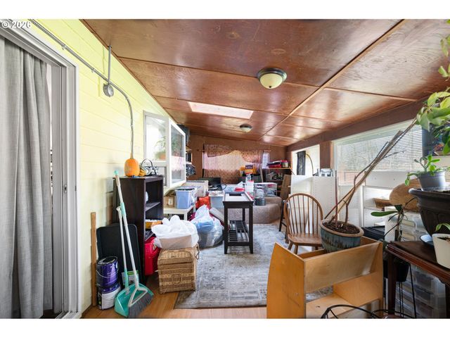 531 Ne MEADOW Dr, Portland, OR 97211