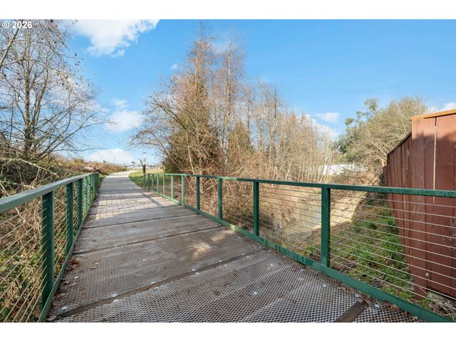 531 Ne MEADOW Dr, Portland, OR 97211