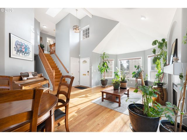 531 Ne MEADOW Dr, Portland, OR 97211