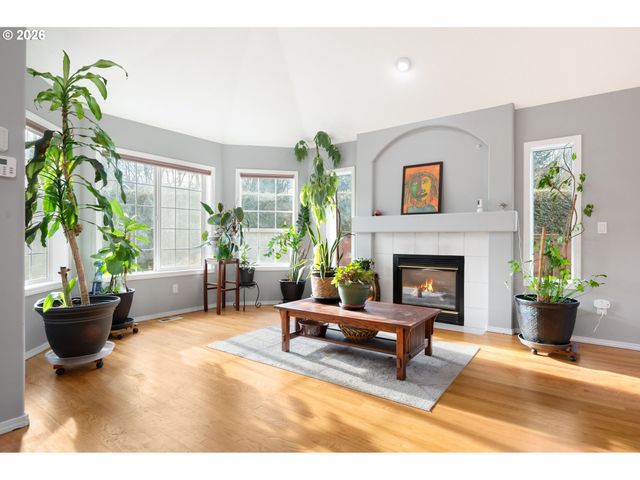 531 Ne MEADOW Dr, Portland, OR 97211