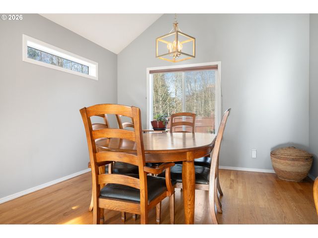 531 Ne MEADOW Dr, Portland, OR 97211