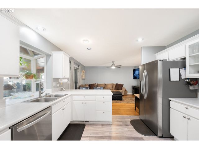 531 Ne MEADOW Dr, Portland, OR 97211