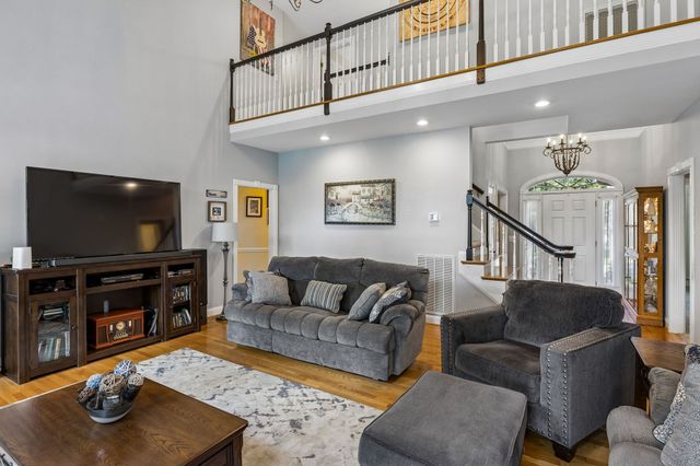 2230 Northwoods Dr, Murfreesboro, TN 37130