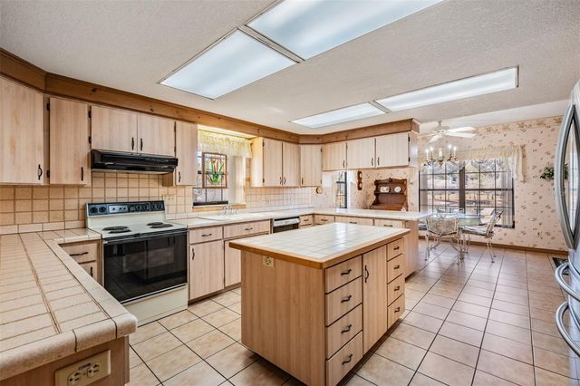 701 DUQUE ROAD, Lutz, FL 33549