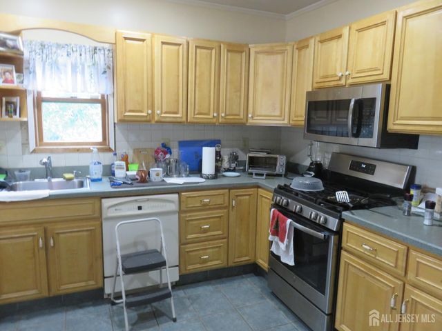 12 Tonlyn Place, Sewaren, NJ 07077