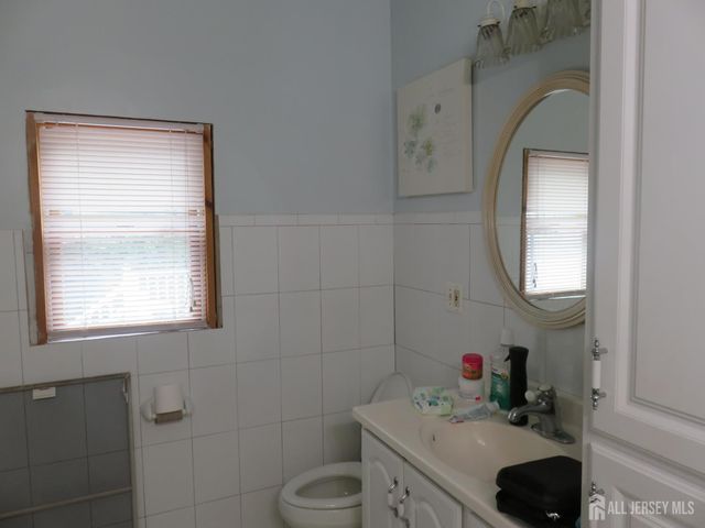 12 Tonlyn Place, Sewaren, NJ 07077