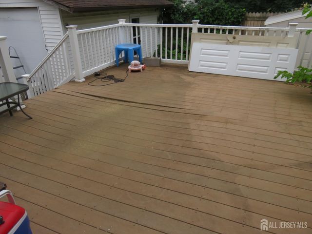 12 Tonlyn Place, Sewaren, NJ 07077
