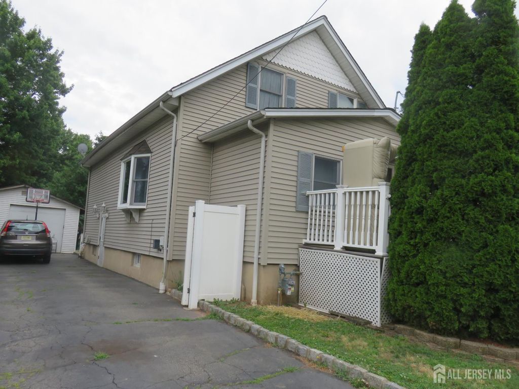 12 Tonlyn Place, Sewaren, NJ 07077