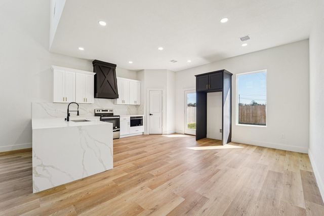 320 E Main Street, La Porte, TX 77571