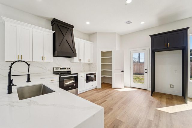 320 E Main Street, La Porte, TX 77571