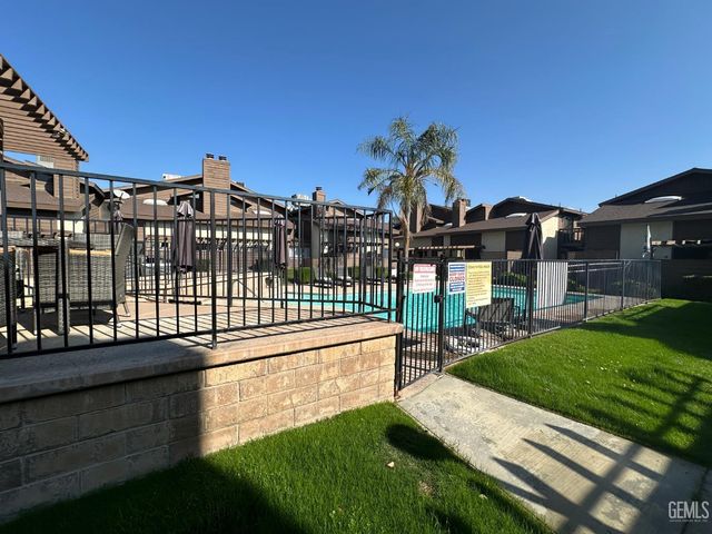 2316 Gosford Road W, Bakersfield, CA 93309