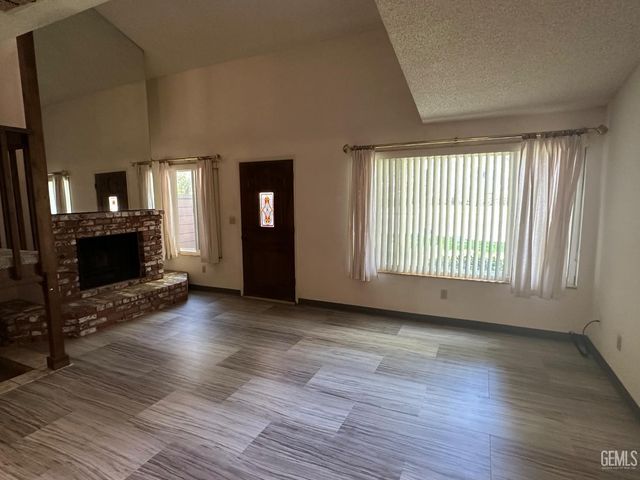 2316 Gosford Road W, Bakersfield, CA 93309