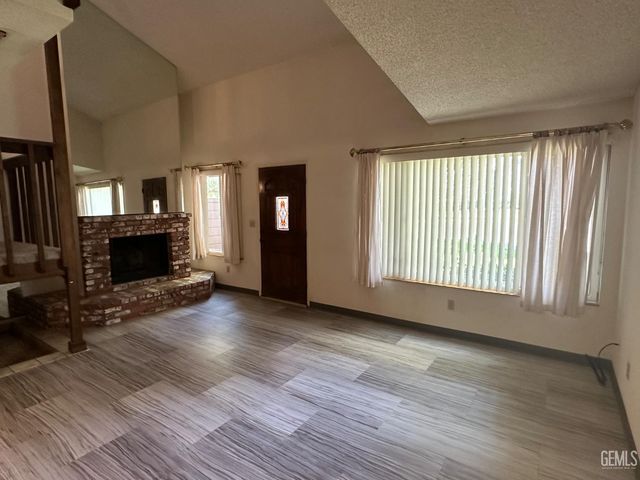 2316 Gosford Road W, Bakersfield, CA 93309