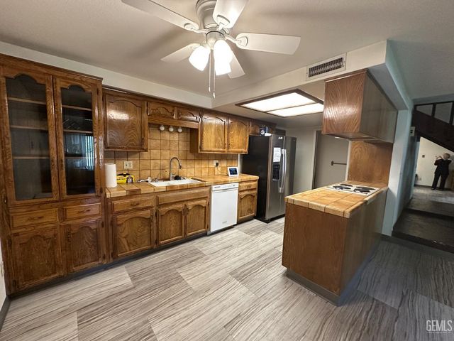 2316 Gosford Road W, Bakersfield, CA 93309