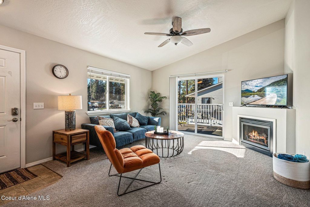 723 E Whispering Pines LN, APT 19, Coeur d'Alene, ID 83815 photo 2