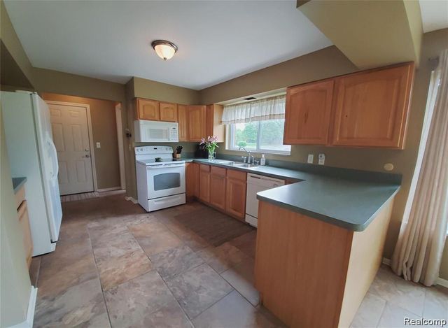 7124 Elmwood Drive, Grand Blanc, MI 48439