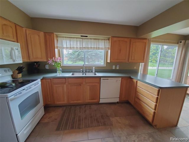 7124 Elmwood Drive, Grand Blanc, MI 48439